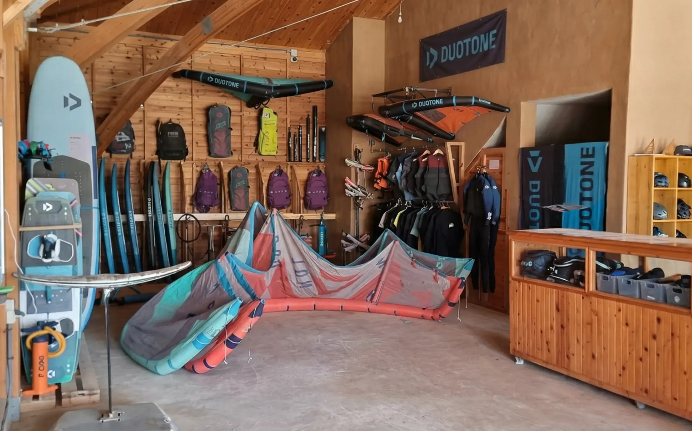 Rangée de kites et boards disponibles à la location
